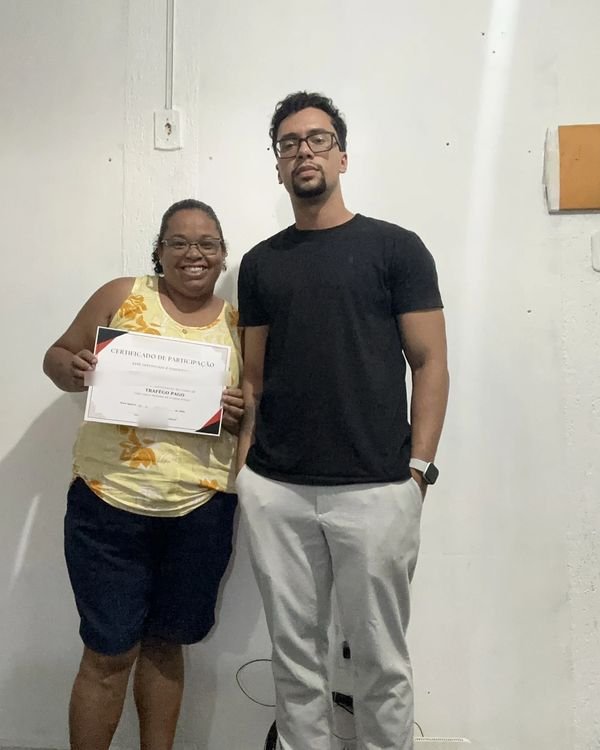 Participante da turma presencial de tráfego pago mostrando o certificado ao lado de Rodrigo Ribeiro, em Nova Iguaçu.